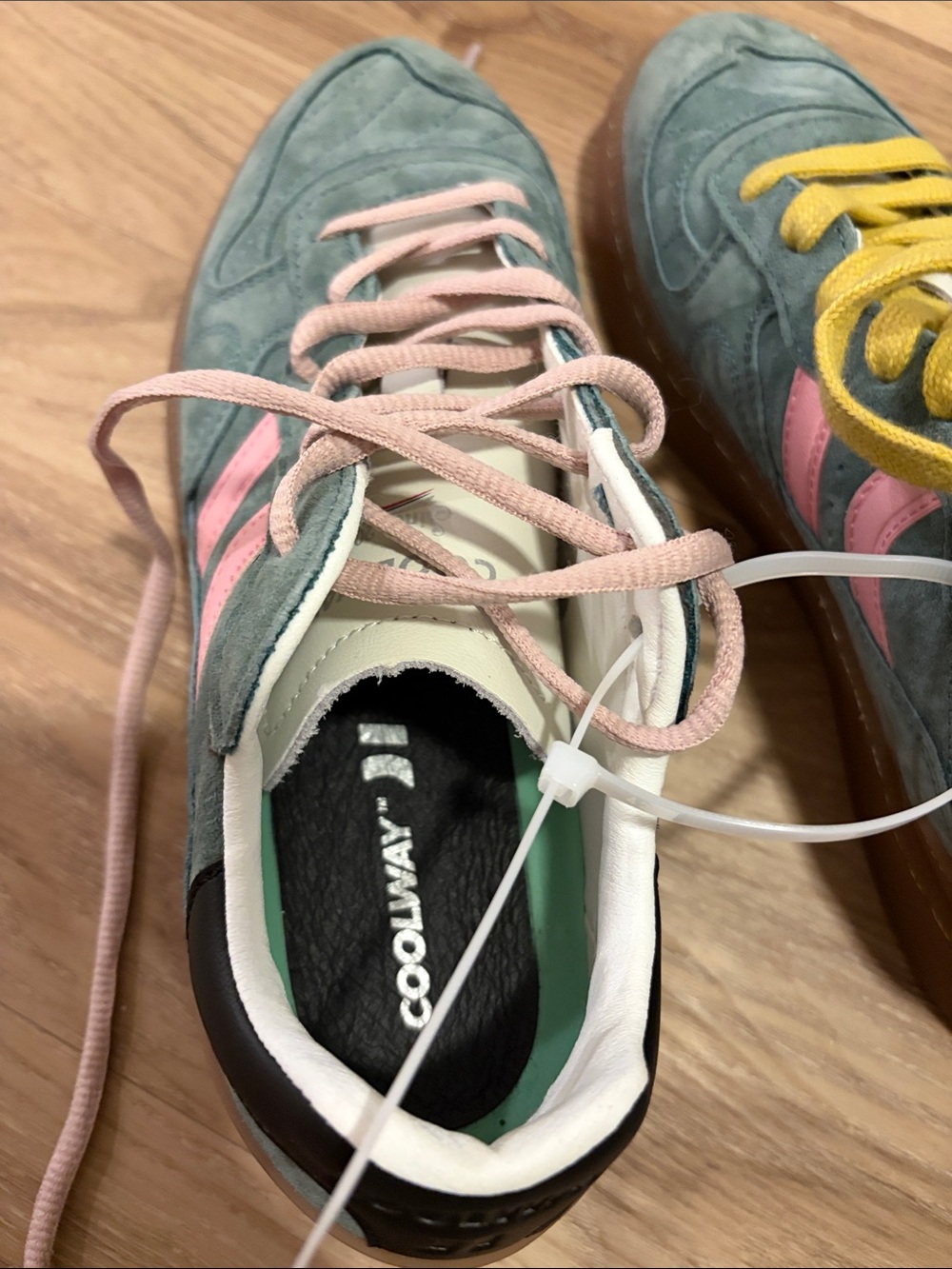 Coolway goal green forest nwot size 8 mixed color laces - Picture 4 of 5
